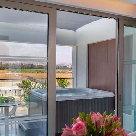 Ivi Mare - Designed For Adults By Louis Hotels Geroskipou Extérieur photo A hot tub on a balcony