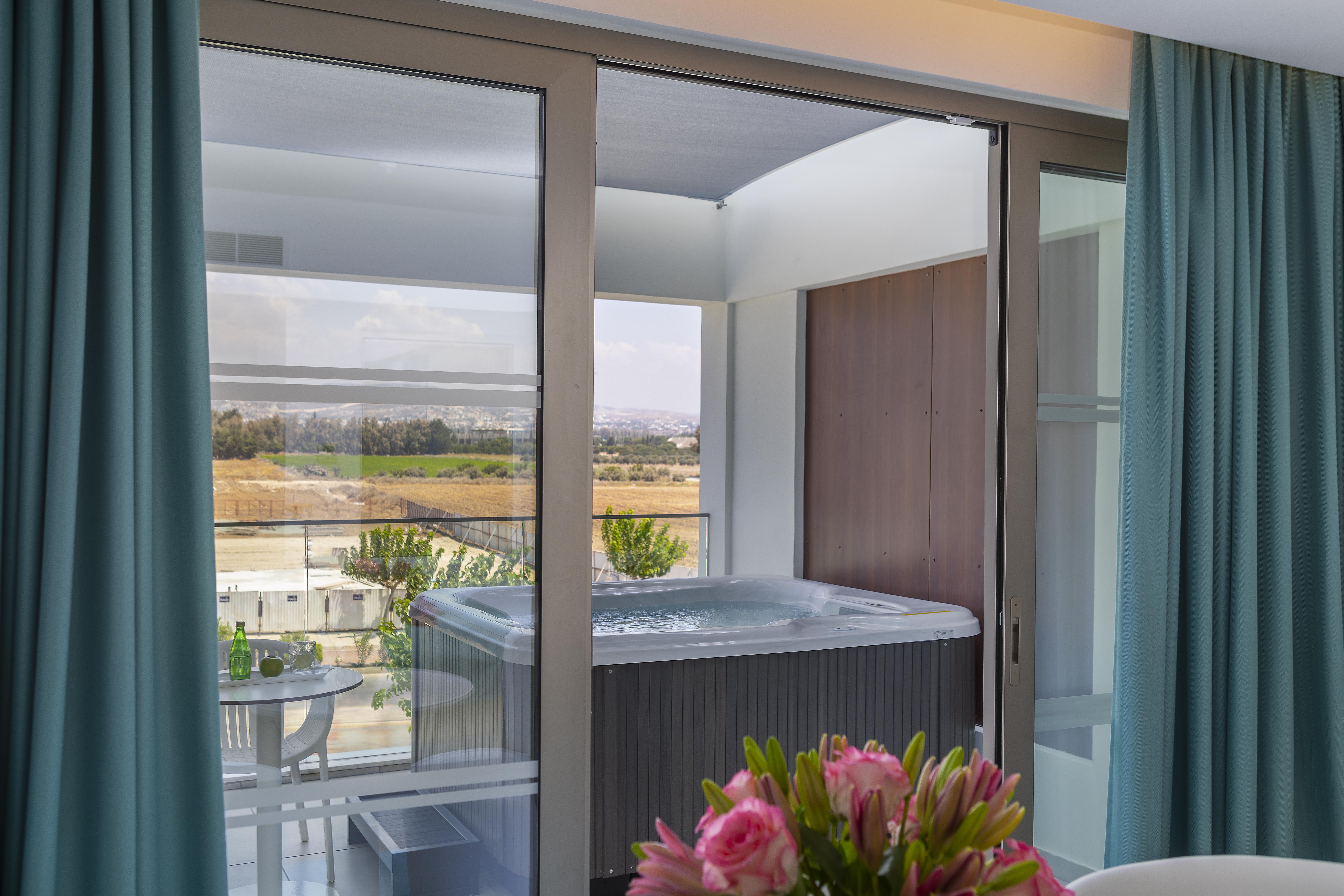 Ivi Mare - Designed For Adults By Louis Hotels Geroskipou Extérieur photo A hot tub on a balcony
