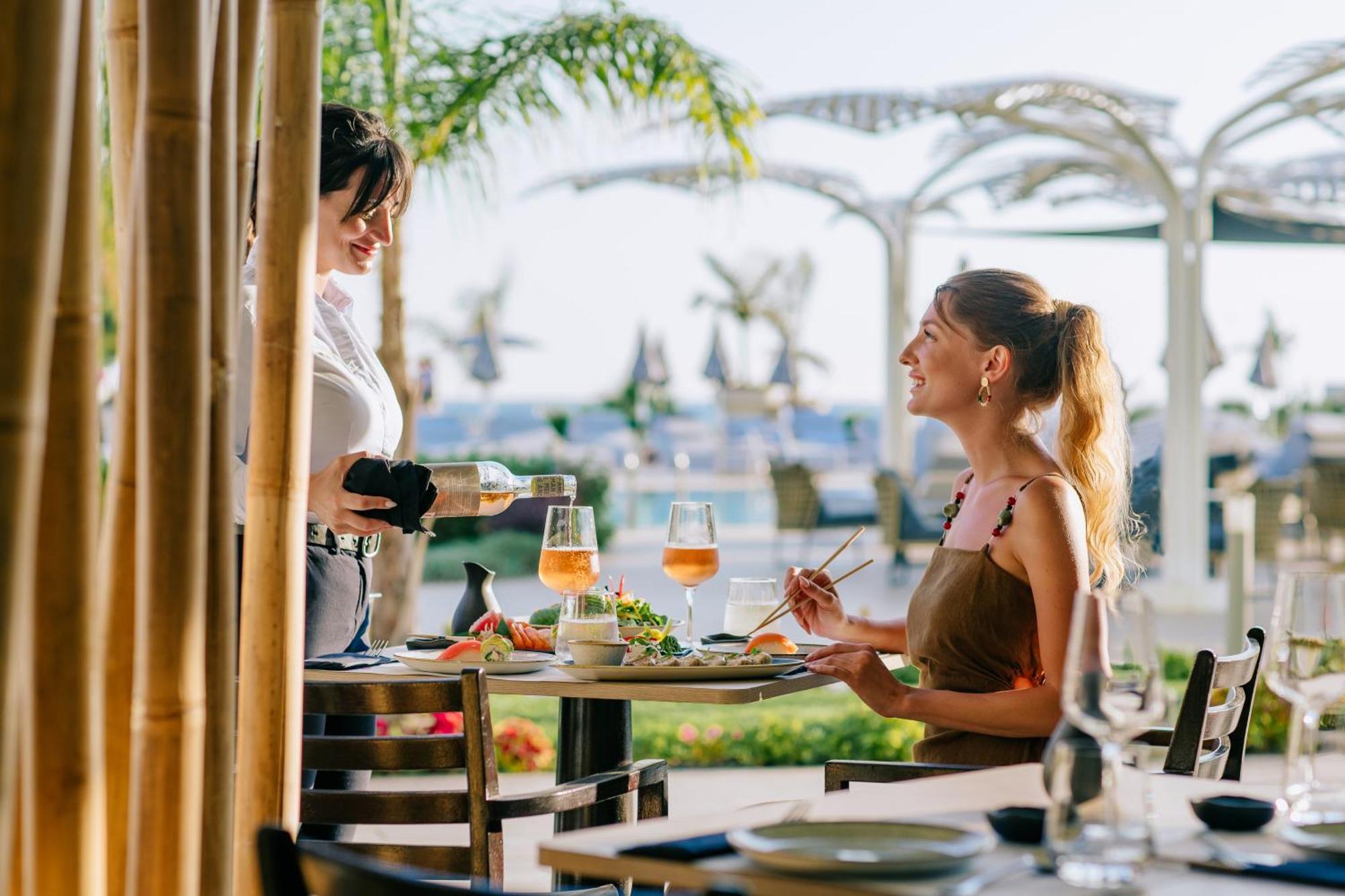 Ivi Mare - Designed For Adults By Louis Hotels Geroskipou Extérieur photo A waitress serving a guest at a restaurant