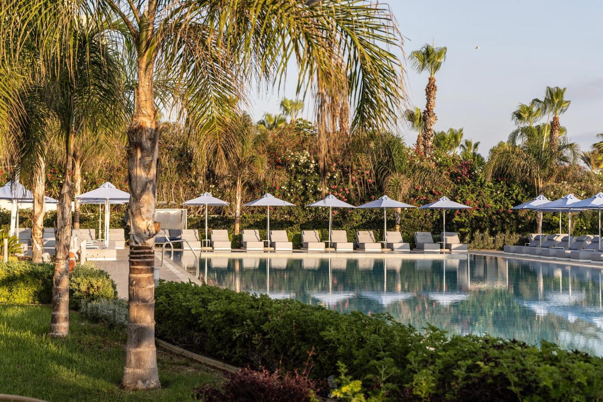 Ivi Mare - Designed For Adults By Louis Hotels Geroskipou Extérieur photo The pool at the Four Seasons Resort