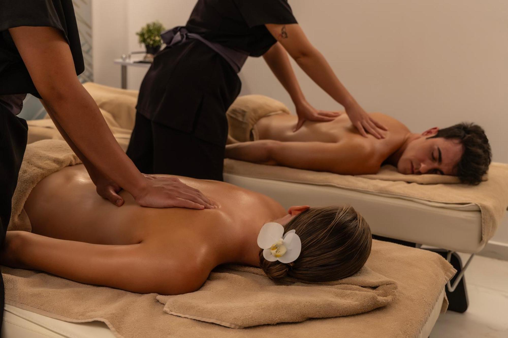 Ivi Mare - Designed For Adults By Louis Hotels Geroskipou Extérieur photo Massage therapists working on a couple