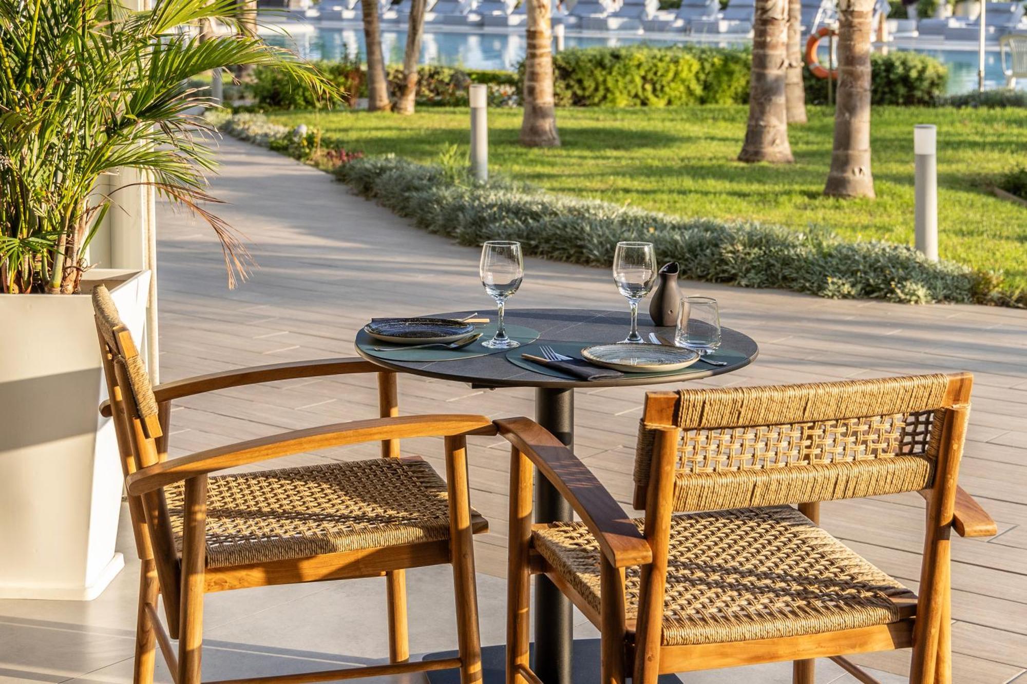 Ivi Mare - Designed For Adults By Louis Hotels Geroskipou Extérieur photo A table and two chairs