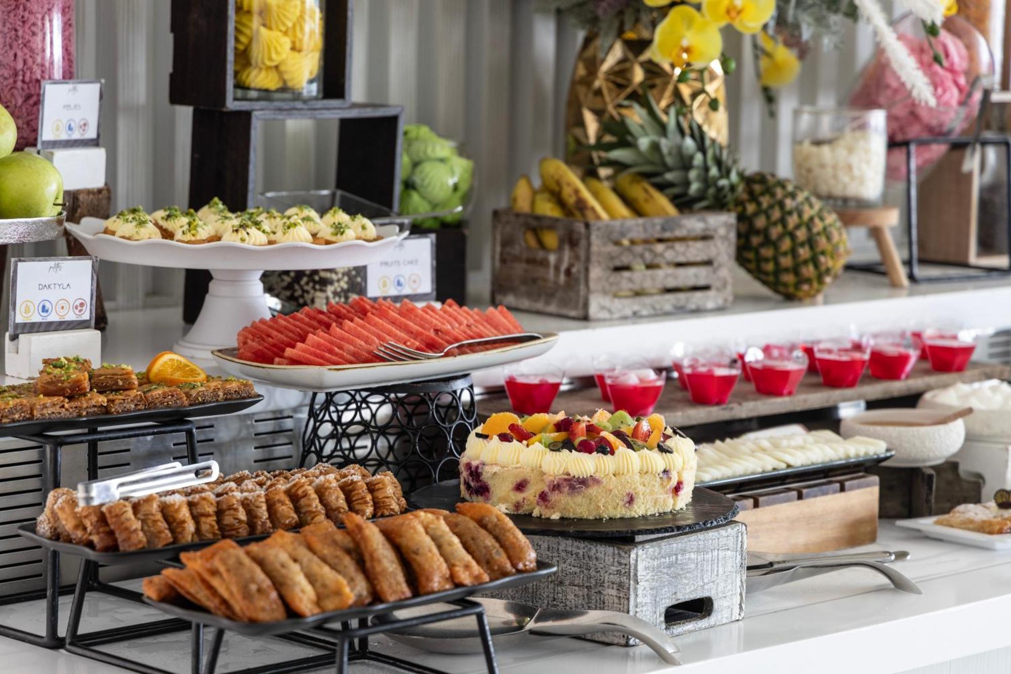 Ivi Mare - Designed For Adults By Louis Hotels Geroskipou Extérieur photo A buffet at a hotel