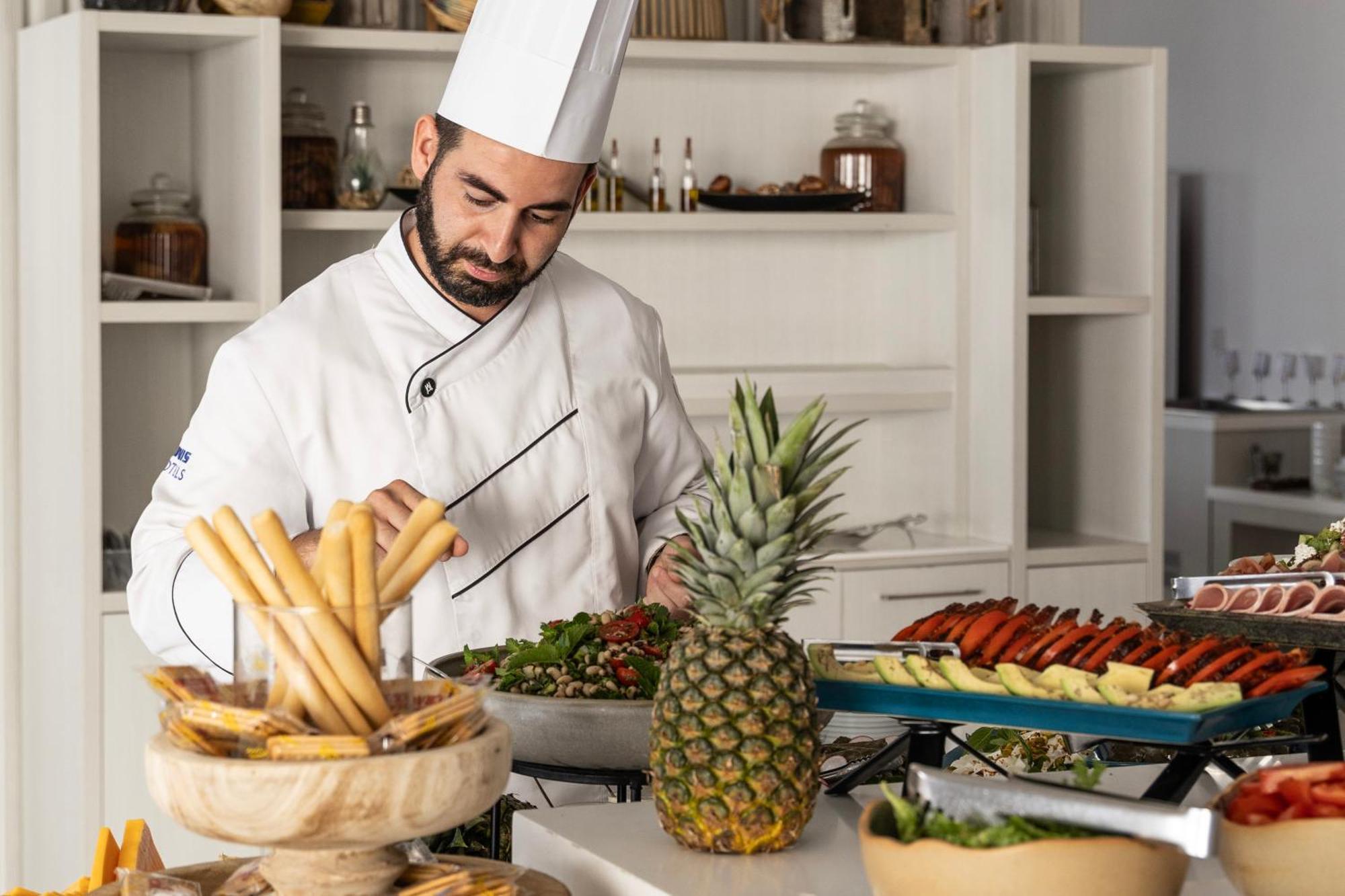 Ivi Mare - Designed For Adults By Louis Hotels Geroskipou Extérieur photo A chef preparing food