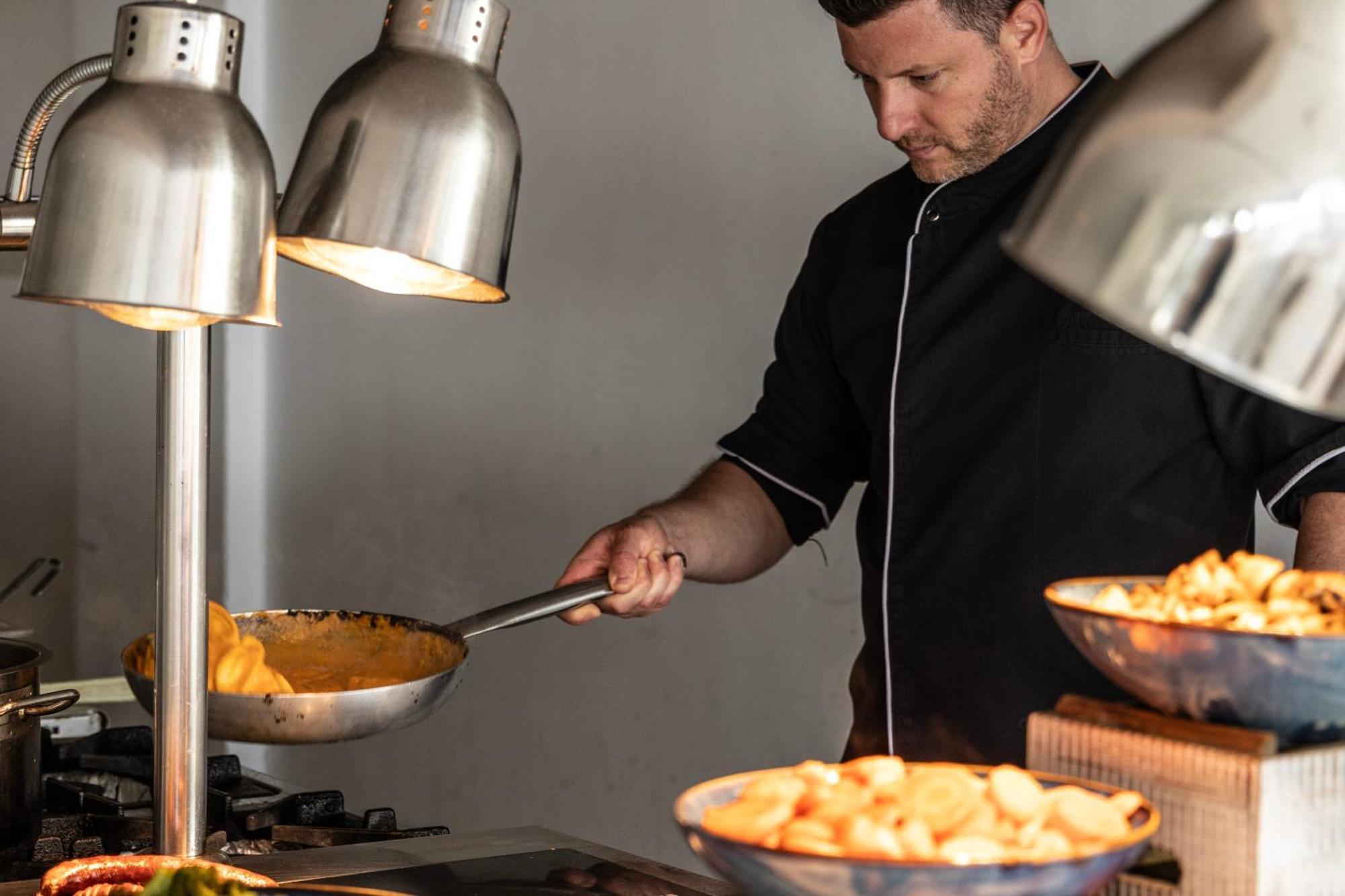 Ivi Mare - Designed For Adults By Louis Hotels Geroskipou Extérieur photo A chef at work
